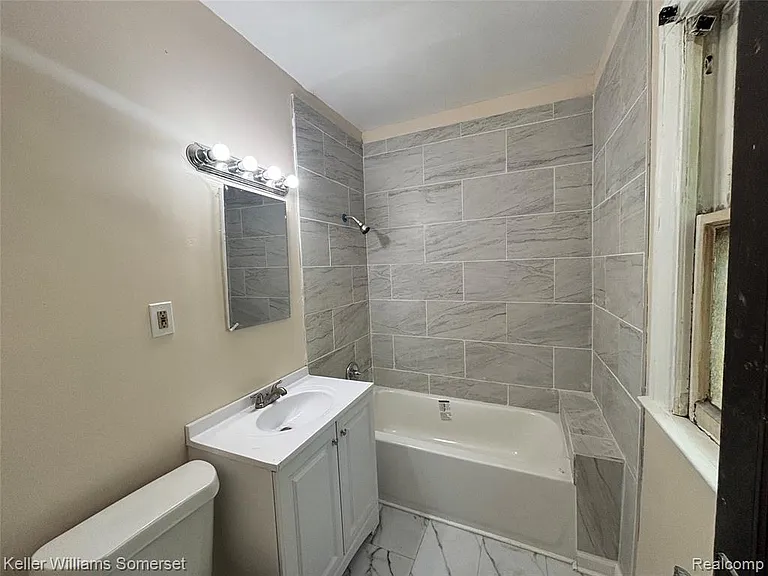 17606 Roselawn St — Photo 11