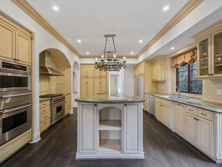 305 N Palm Dr — Photo 56