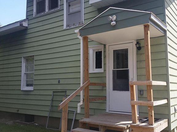 2nd image of 229 32nd St SE