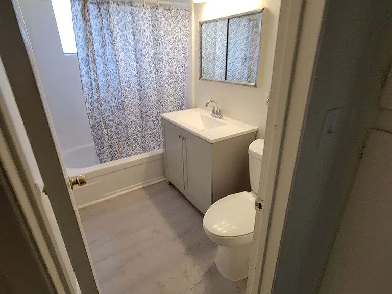 323 W 11th St #17 — Photo 3