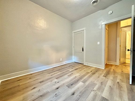 5th image of 325 E Washington Ct #4