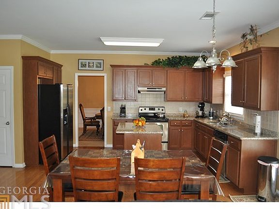 Kitchen w/ island and breakfast area