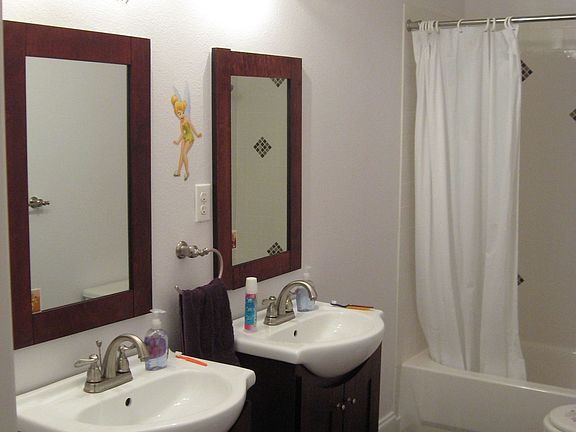bedroom's bath