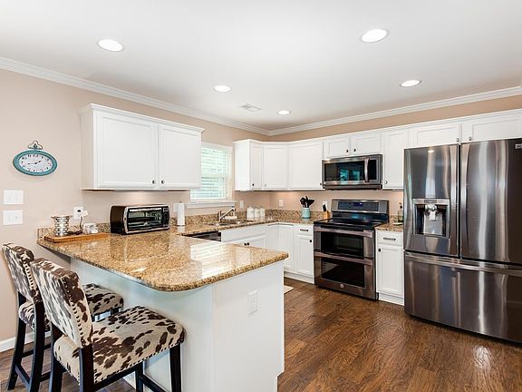 4th image of 131 Royal Dr