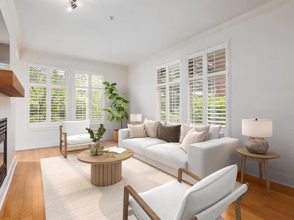 118 W 22nd St #201, North Vancouver, BC V7M 1Z9