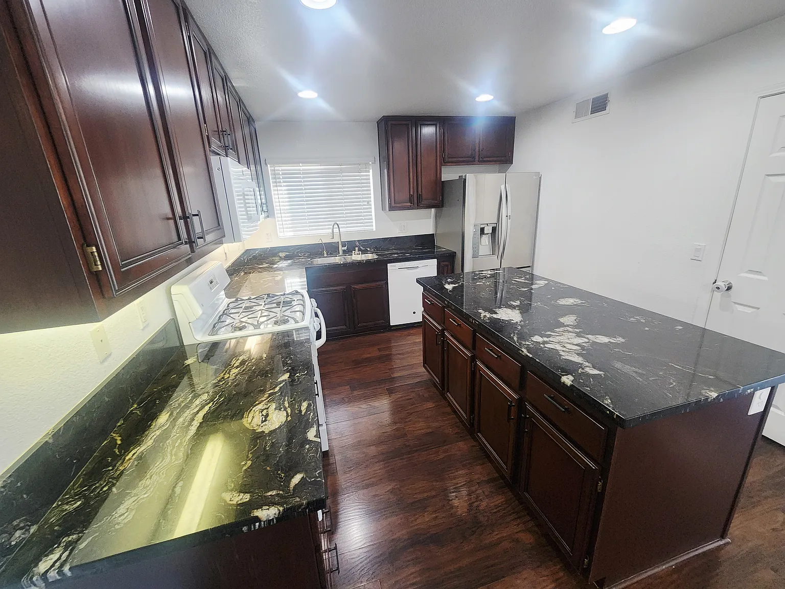 4 bed, 1870 sqft, $4,450 — Photo 3
