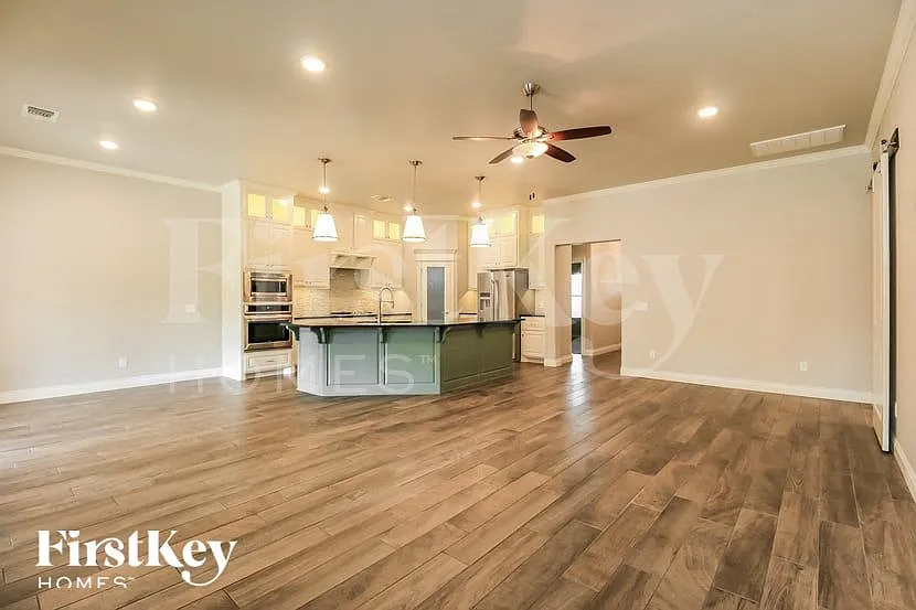 3 bed, 2.0 bath, 3257 sqft, $3,765 — Photo 4