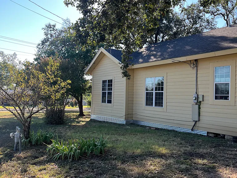 S Pecan St — Photo 3