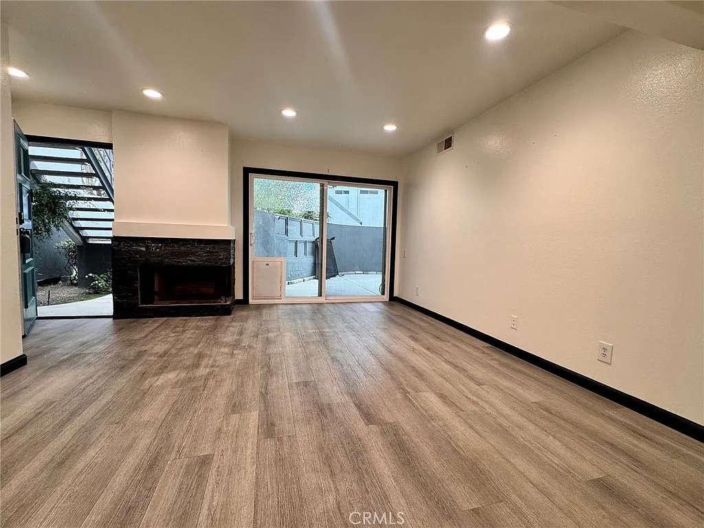 1 bed, 733 sqft, $2,350 — Photo 3