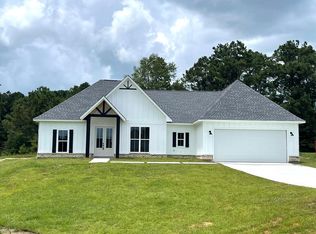 8 Bay Meadows Dr, Carriere, MS 39426
