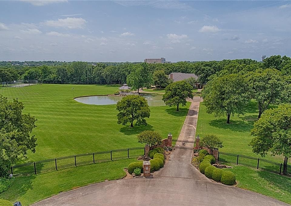 1st image of 10 Woodland Dr