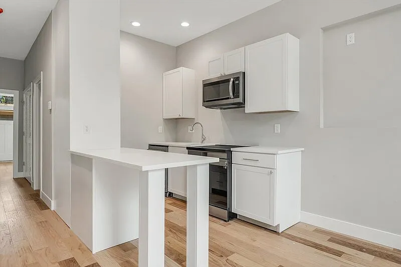 1 bed, 1.0 bath, $995 — Photo 2