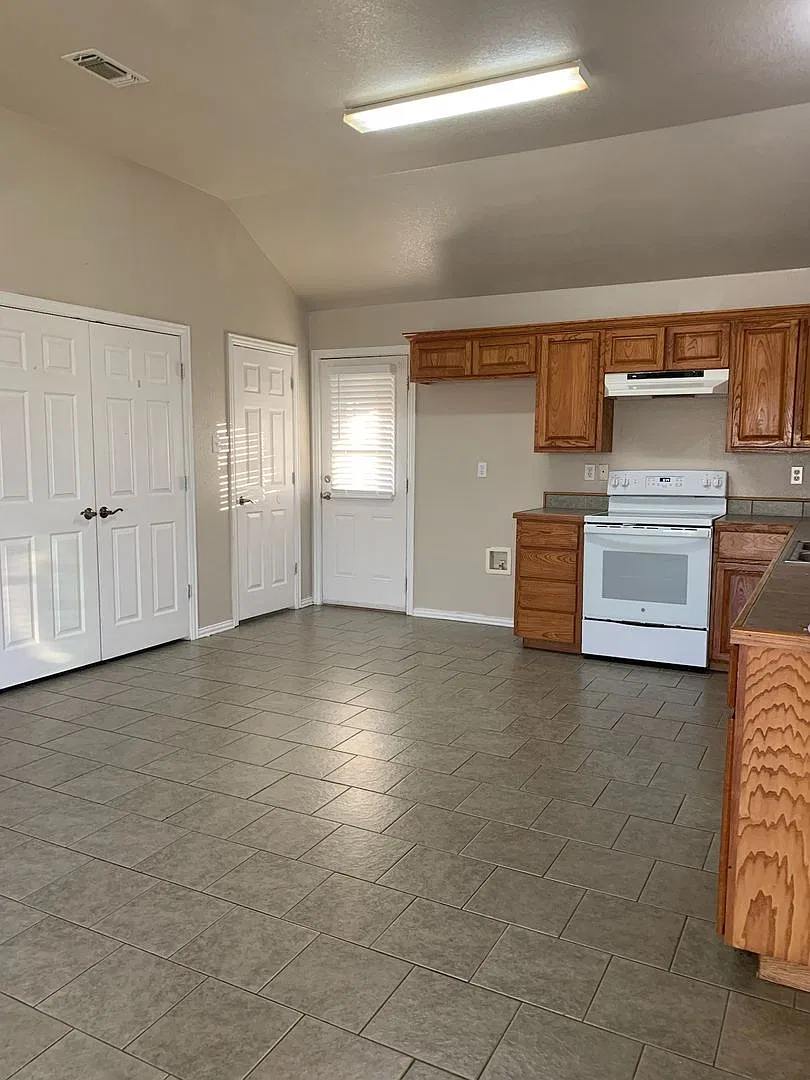 Excellent 3 bedroom 2 bath duplex in Peaster ISD with country charm — Photo 2