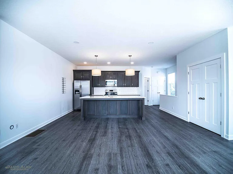 2061 W 34th Pl — Photo 18