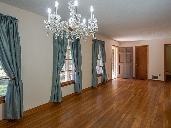 5th image of 30 Dogwood Ln