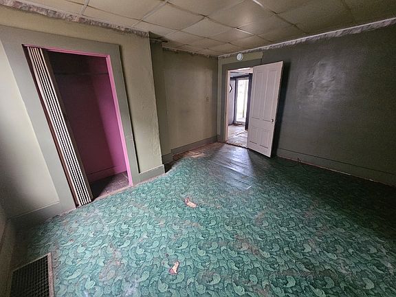 3rd image of 511 W 11th St