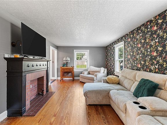 4th image of 733 Heltman Ave