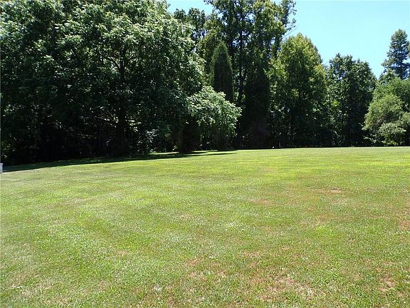 4th image of 136 Valley Dr