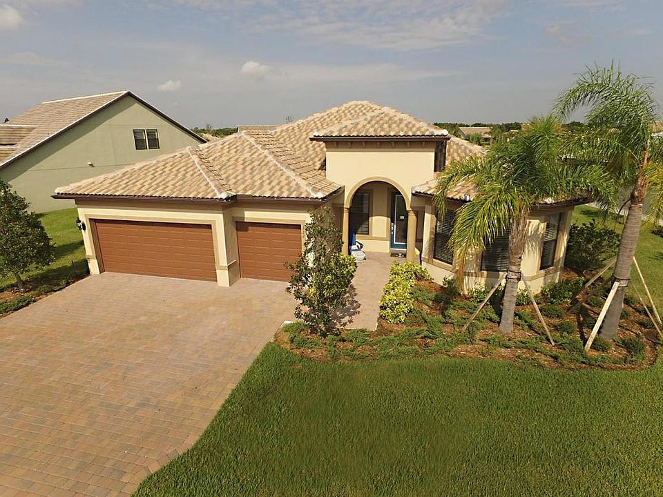 1st image of 322 SE Huntington Cir