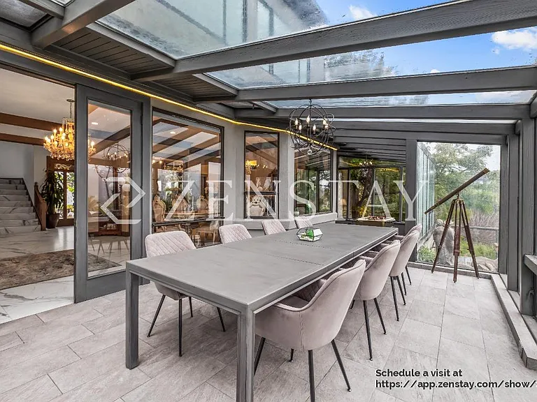 Solarium with dining table