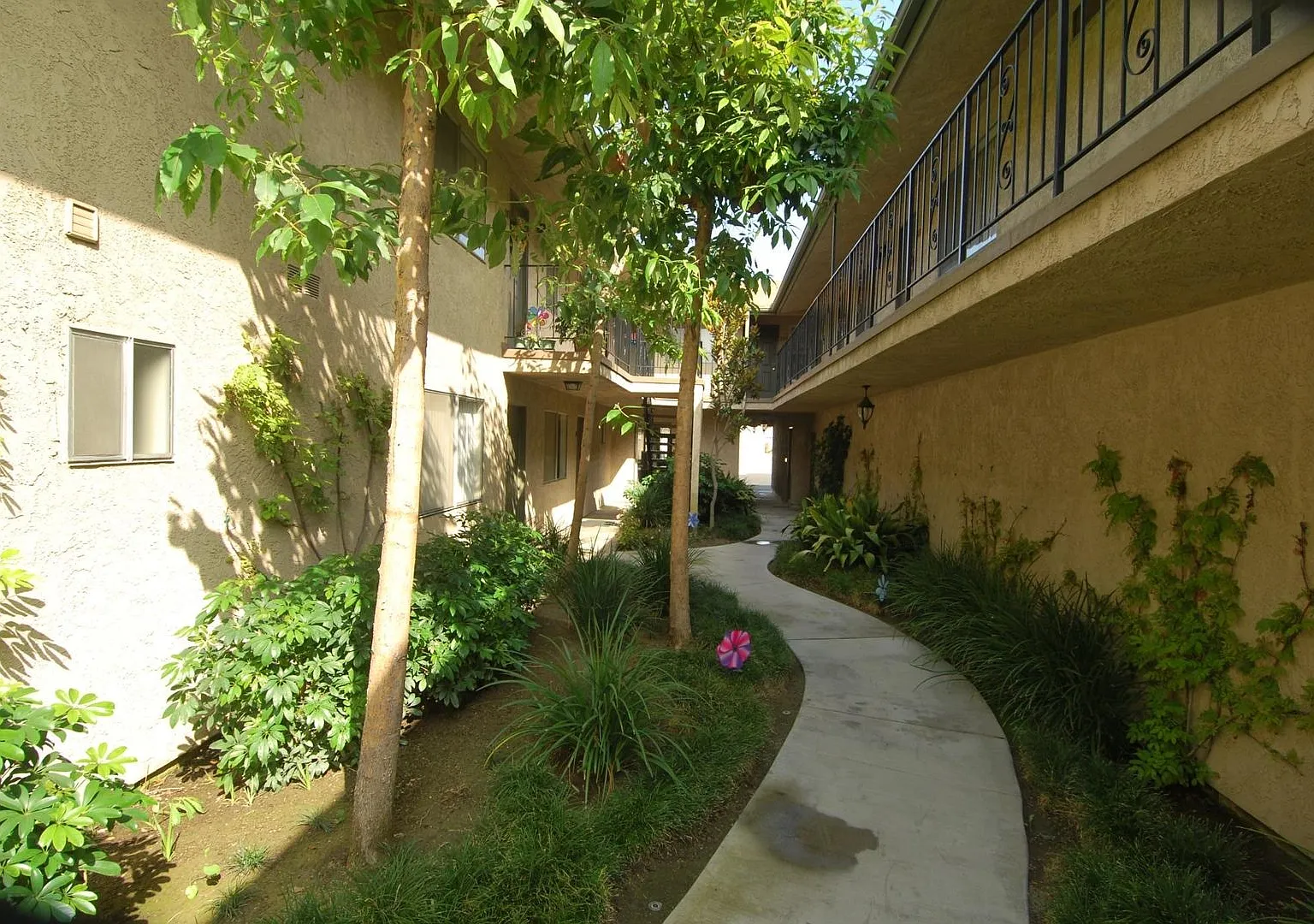La Reina Ave. Apartments — Photo 4