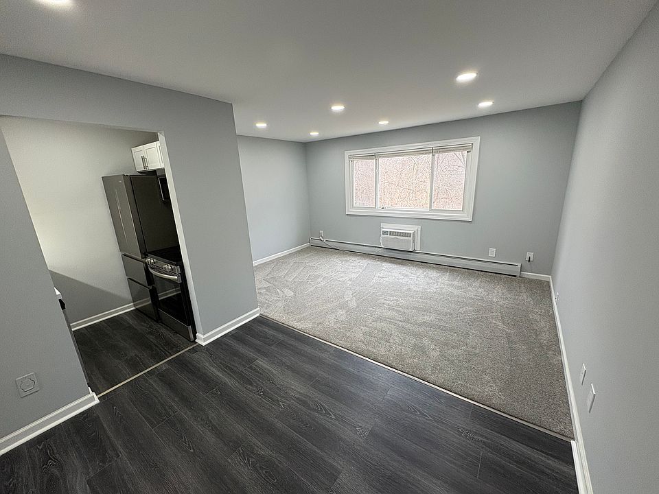 1st image of 31831 Grand River Ave Unit 20