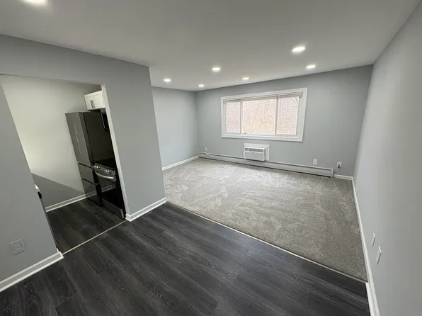 31831 Grand River Ave Unit 20, Farmington, MI 48336