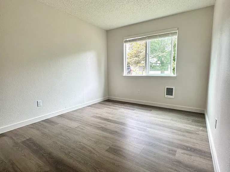 Village Glen Apartments — Photo 28