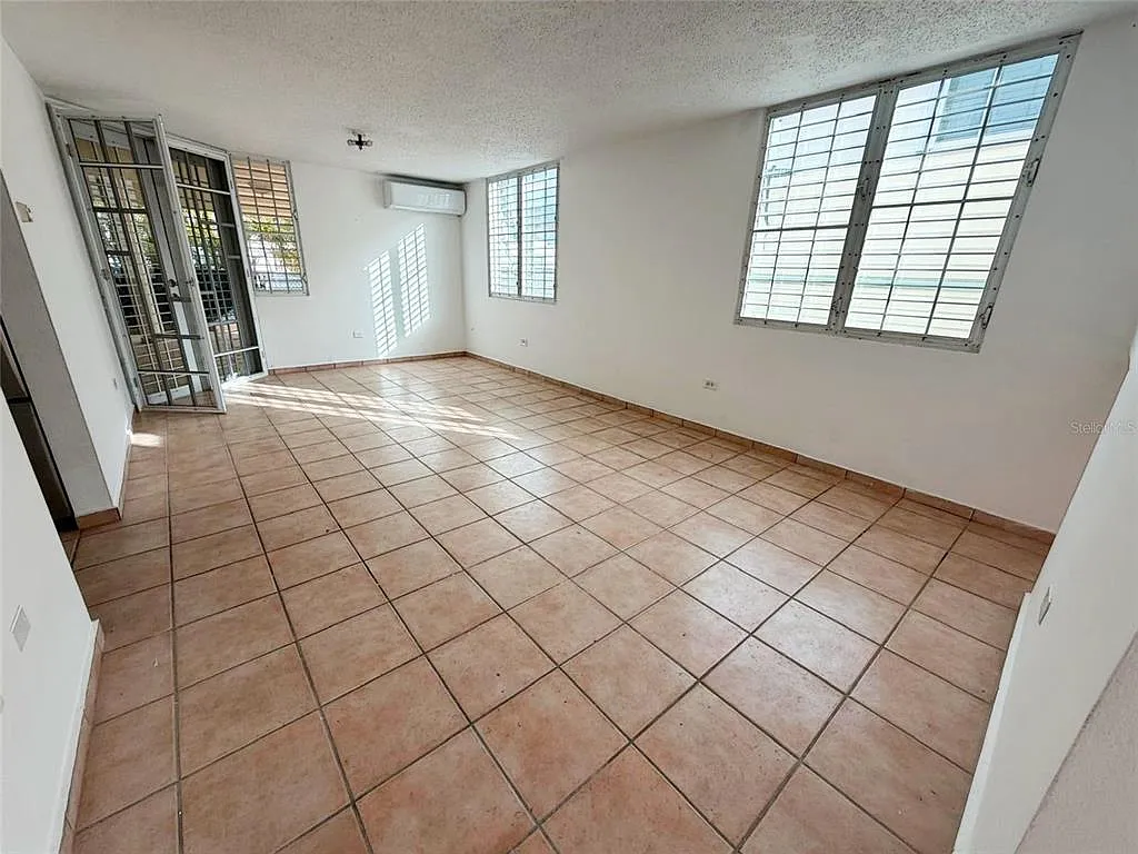 4 bed, 2.5 bath, 3610 sqft, $2,000 — Photo 3