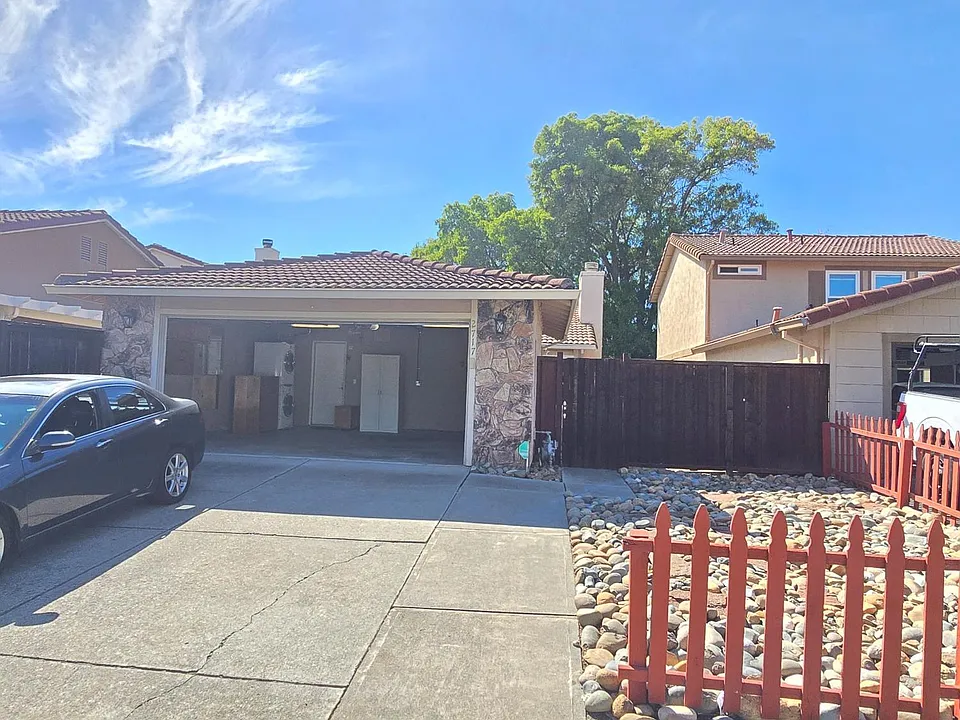2717 Applewood Dr