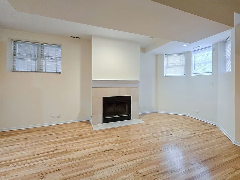 2320 N Southport Ave — Photo 6