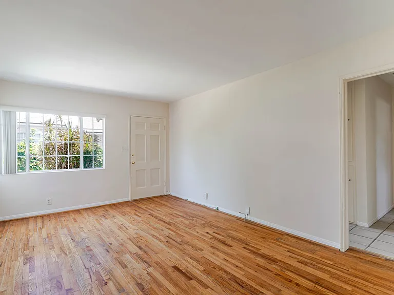 5618 Riverton Ave — Photo 6