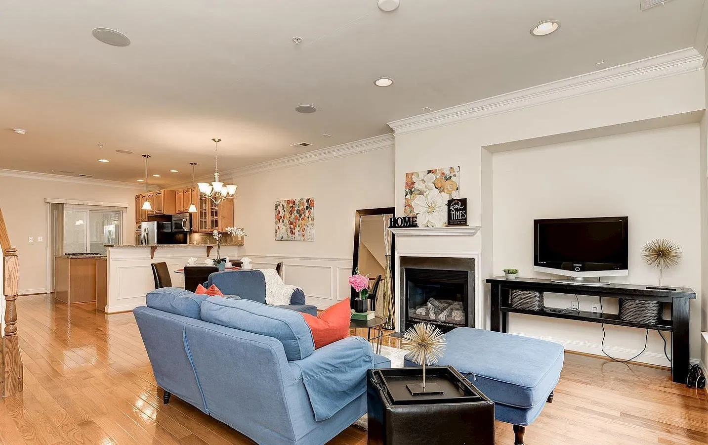 3 bed, 2.5 bath, 2600 sqft, $3,000 — Photo 1