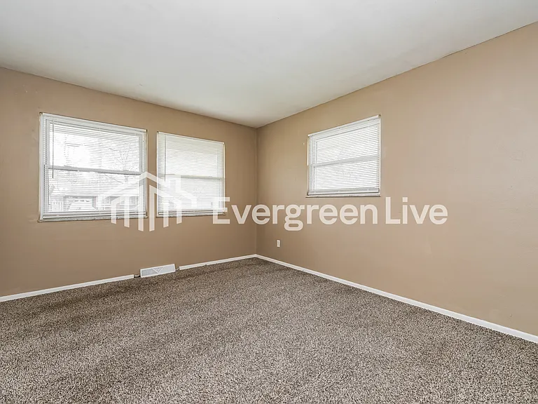 697 Cranford Dr — Photo 9