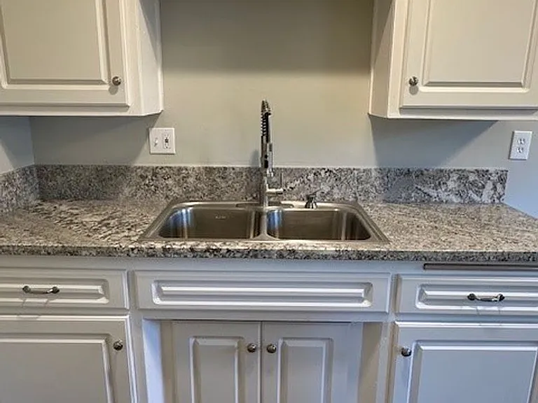 River Road Apartments — Photo 6