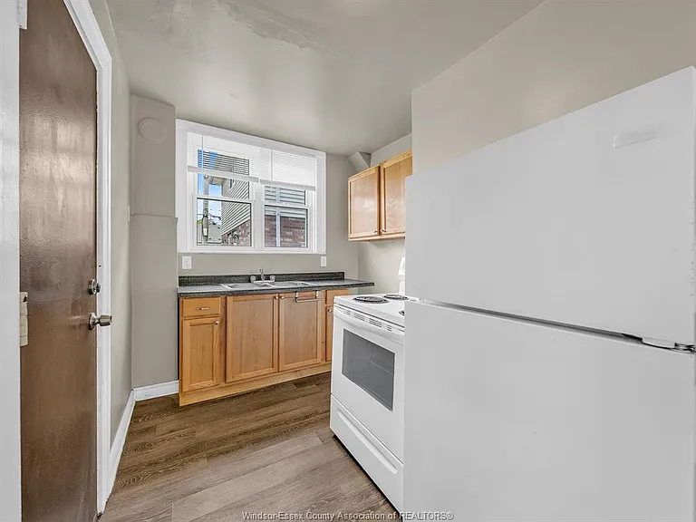 669 Park St W #B — Photo 7