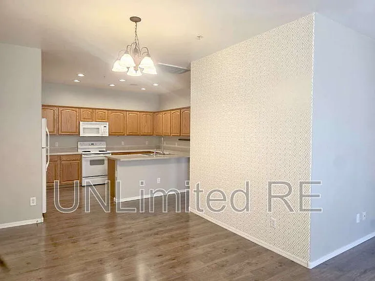 1151 S 16th Pl — Photo 5