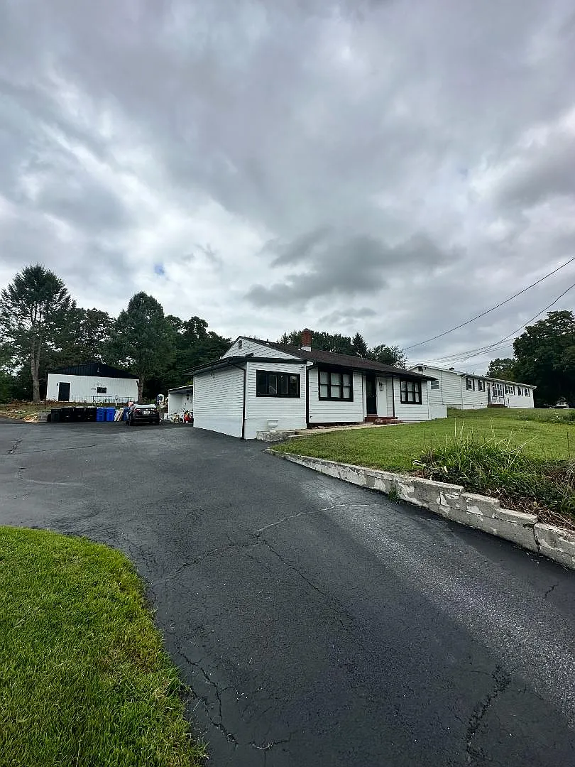 112 Wilson Ave - B — Photo 1
