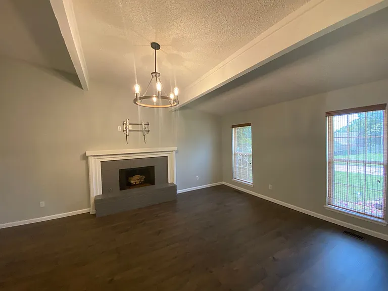 2433 Shady Tree Ln — Photo 5