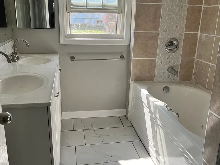 913 S Hinde St — Photo 3