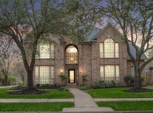 823 Pointe Loma Dr, Sugar Land, TX 77479