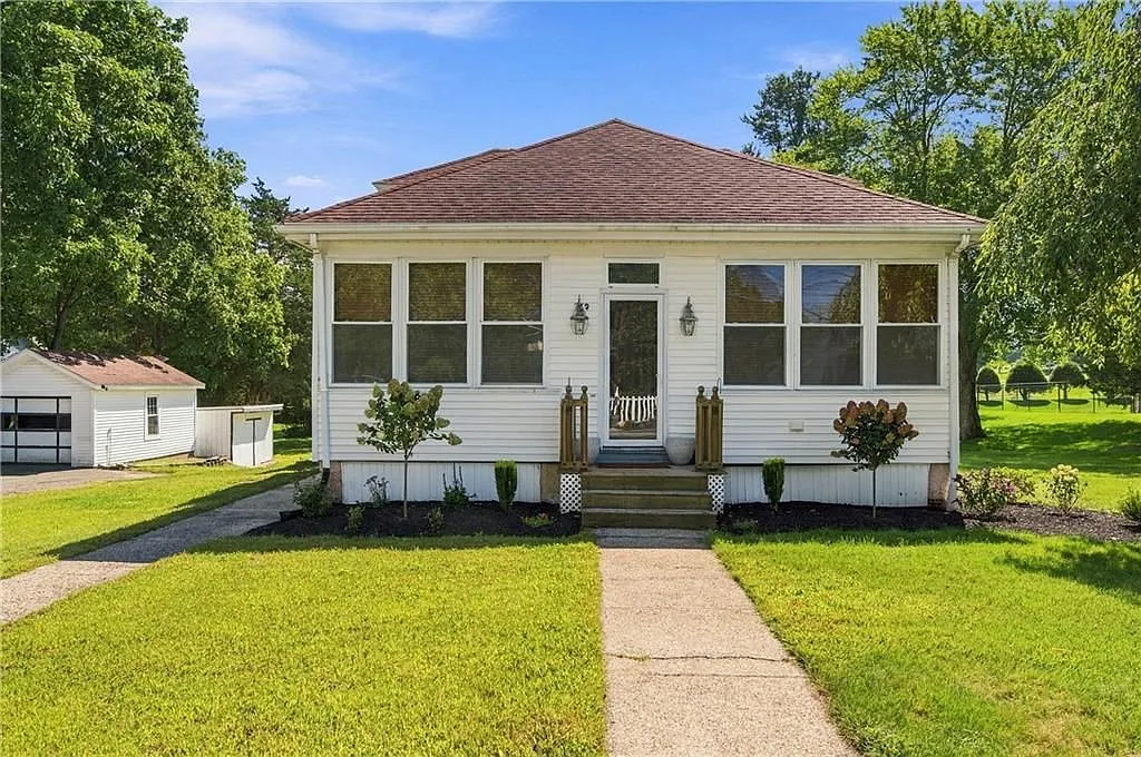 3 bed, 1.0 bath, 1073 sqft, $2,700 — Photo 1