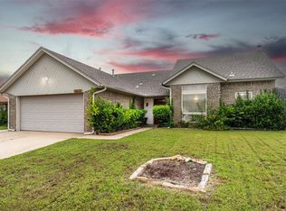 1213 NE 24th St, Moore, OK 73160