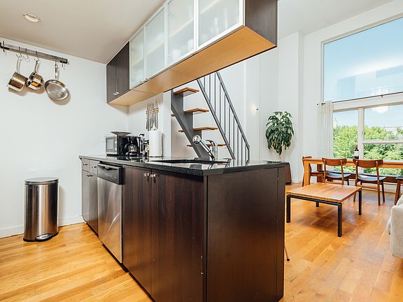 3rd image of 132 Scholes St APT 4A