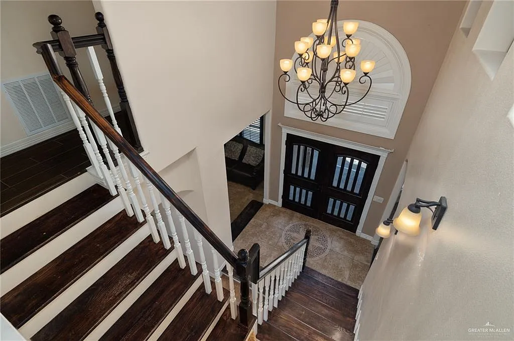 6 bed, 5.5 bath, 3114 sqft, $3,200 — Photo 2