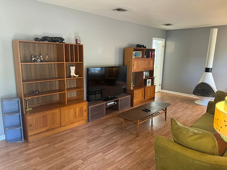 332 Lynn Dr — Photo 3