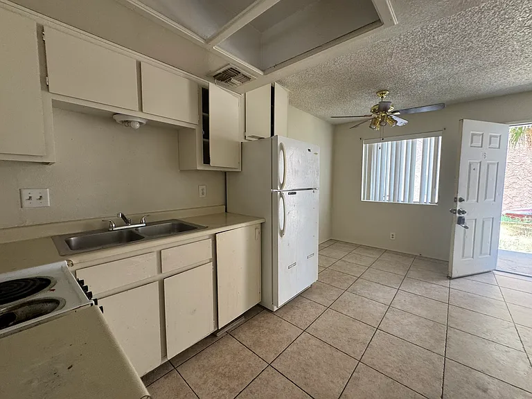 357 Rio Grande Ct #B — Photo 6