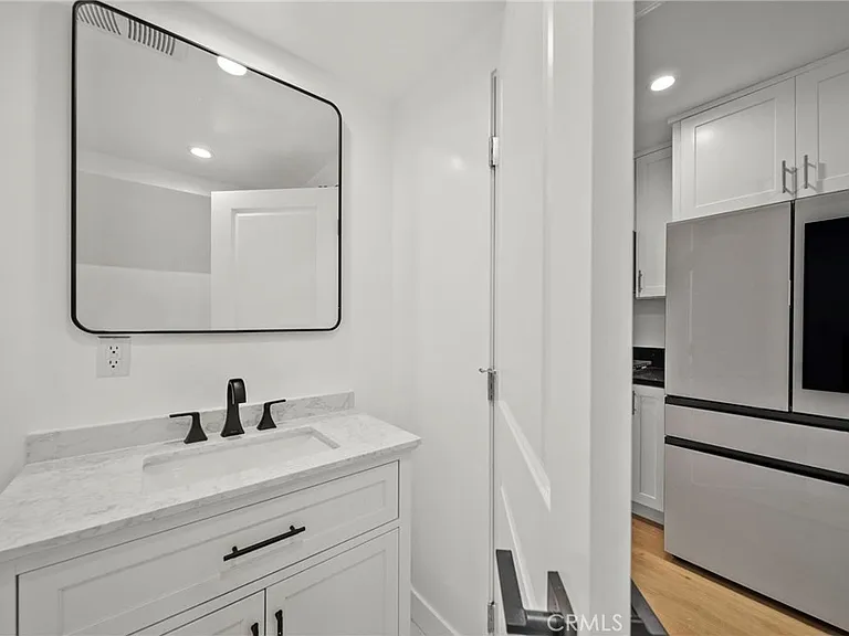 11488 Burbank Blvd — Photo 14