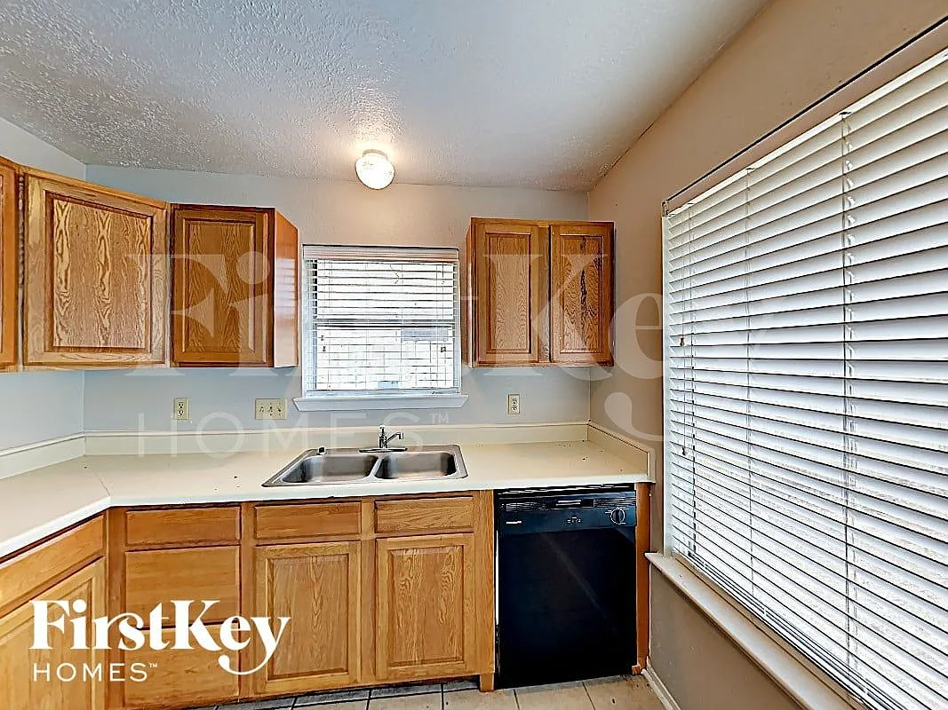 3 bed, 2.0 bath, 1378 sqft, $1,930 — Photo 4