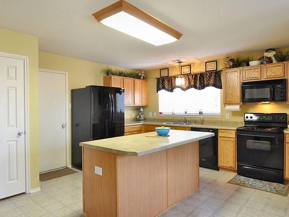 5th image of 2213 Eisenhower Dr